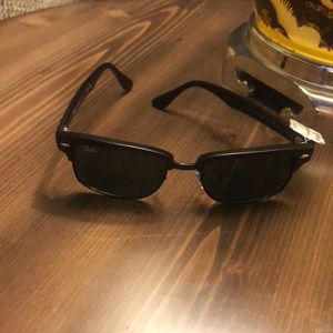 BRAND NEW!!! Raybans never worn, just in time for summer